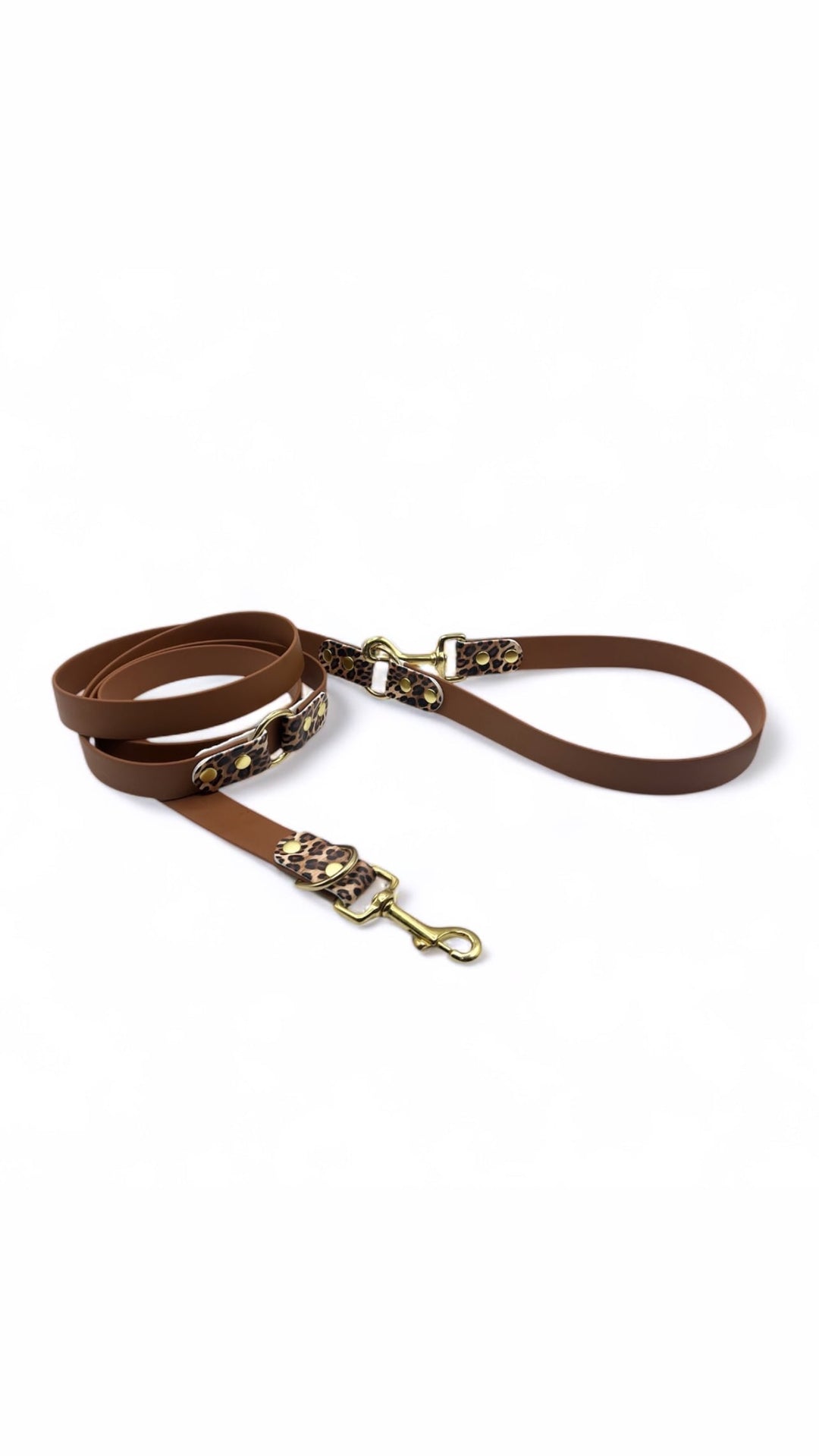 Laisse multipositions camel et motif léopard. Tendance pour chiens en biothane