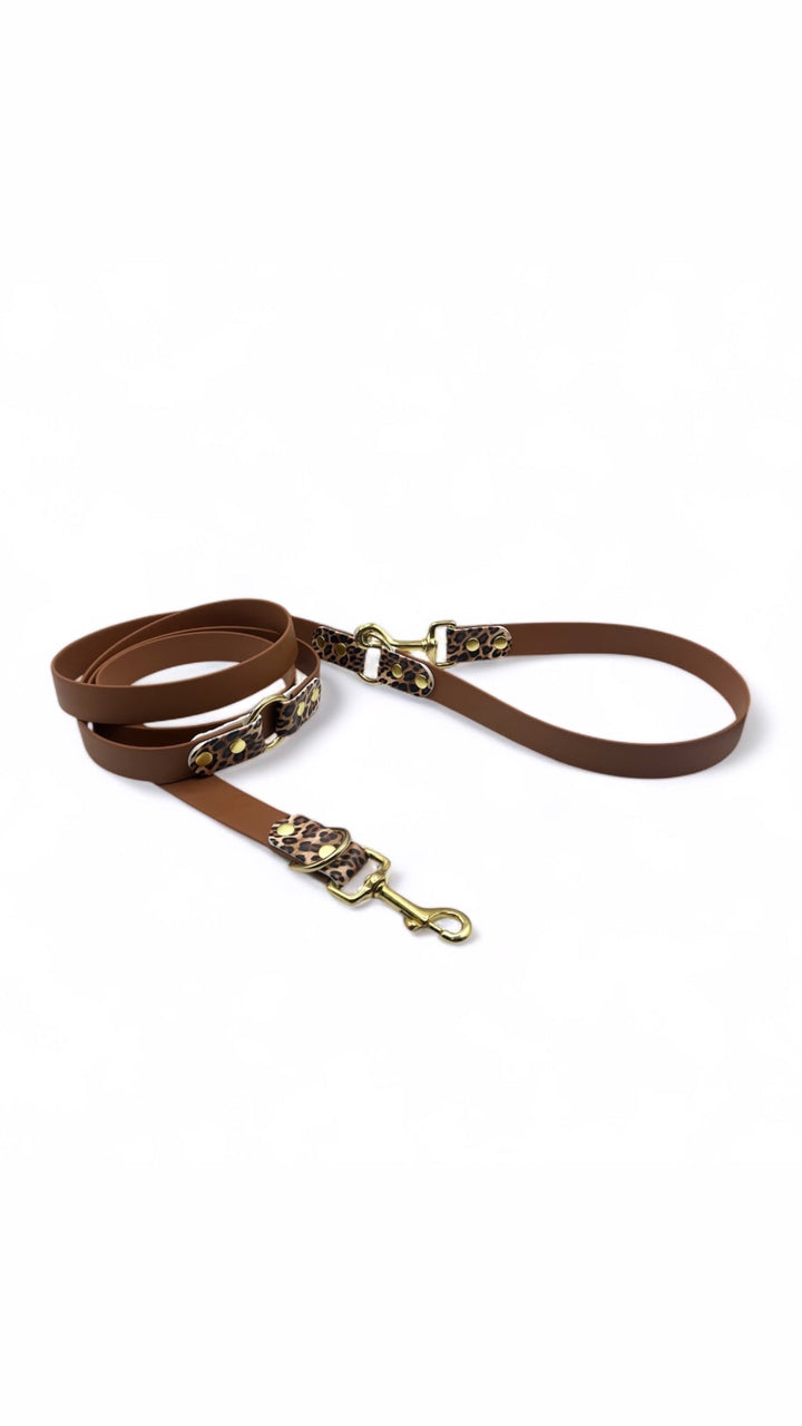 Laisse multipositions camel et motif léopard. Tendance pour chiens en biothane