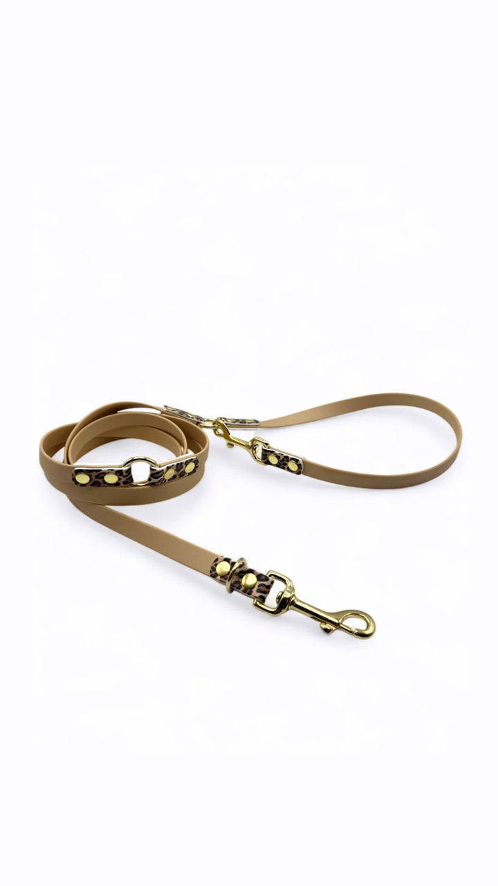 Laisse multipositions pour chiens en biothane. LIght or et léopard. Accessoire stylé et résistant.