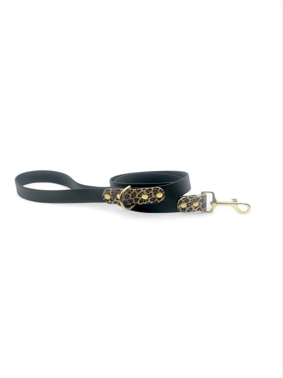 laisse en biothane pour chiens. Motif léopard et coloris noir.