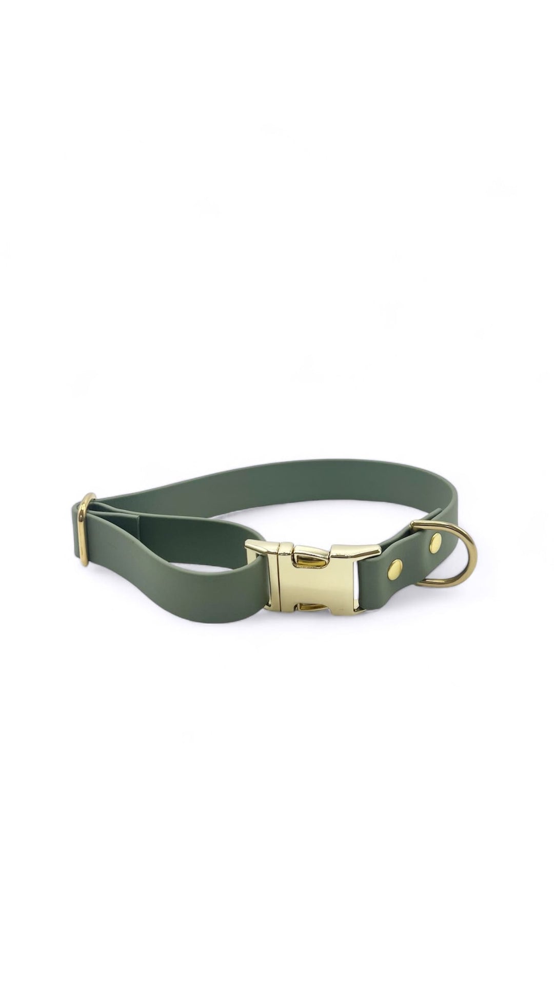 Collier à clip laiton vert foncé brumeux. Tendance, durable et fabriqué en France.