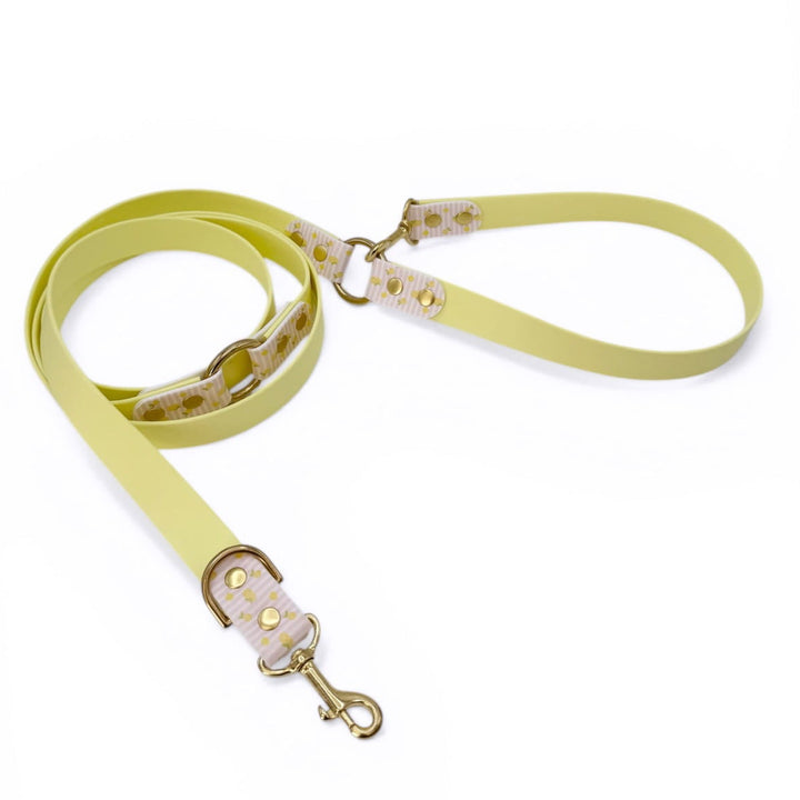 laisse multipositions jaune pastel en biothane avec motifs citrons